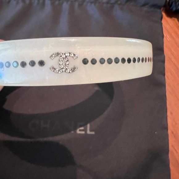 Chanel White Bangle Resin CC logo with Rhinestones - Picture 6 of 11